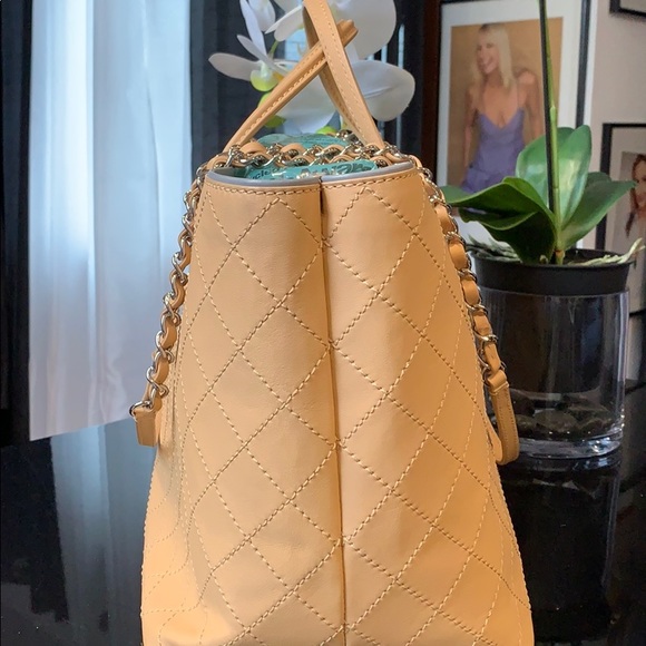 CHANEL Tote - Picture 3 of 15